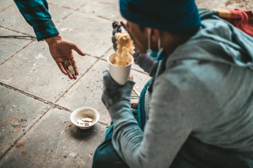 Arbeidsmigrant (28) slaapt noodgedwongen onder boom: ‘Ik word wel een beetje nat’