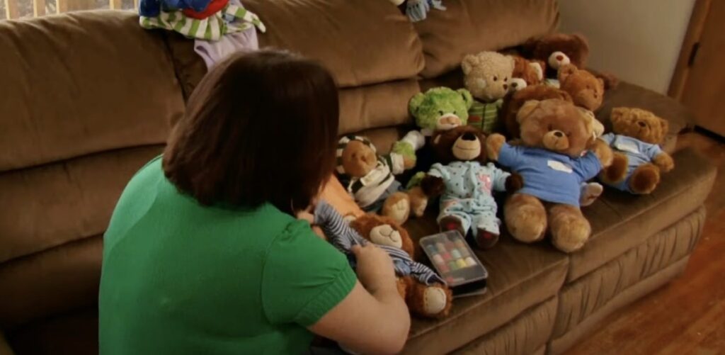 Vrouw gooit leven drastisch om: Haar teddyberen behandelt ze als haar kinderen