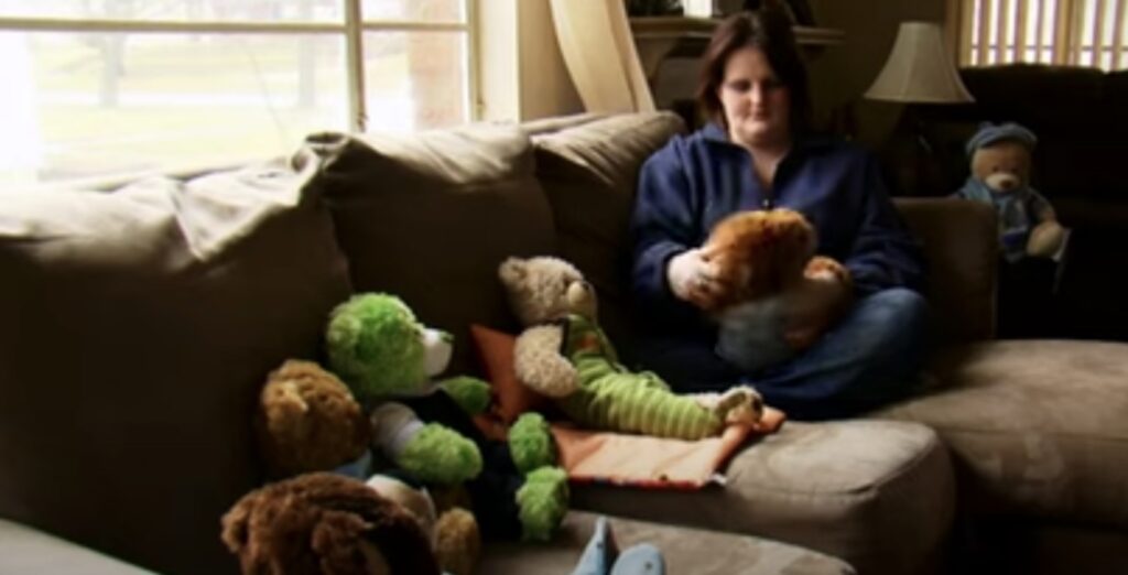 Vrouw gooit leven drastisch om Haar teddyberen behandelt ze als haar kinderen