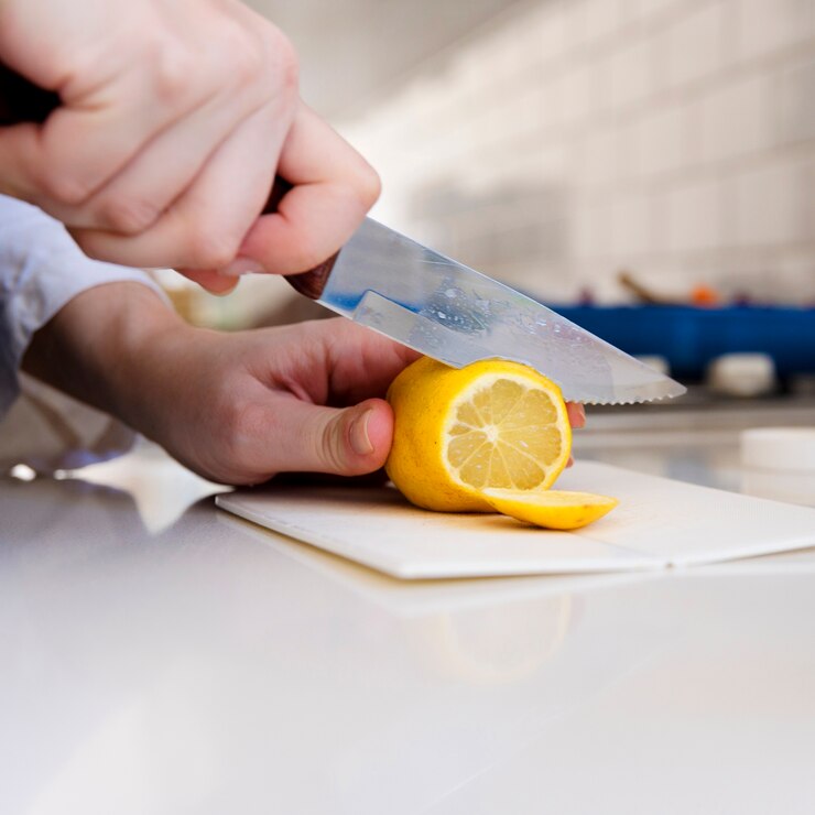 Bespaar geld en tijd: Deze dingen kun je het beste schoonmaken met een citroen!