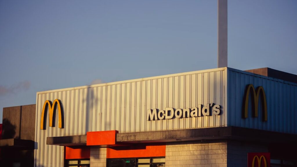Oud medewerker McDonalds doet bizarre onthulling: ‘De manager keurde het goed’