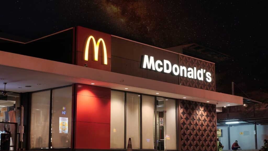 Oud medewerker McDonalds doet bizarre onthulling: ‘De manager keurde het goed’