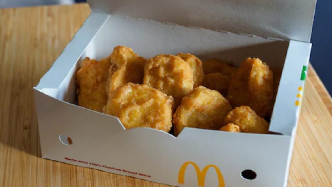 Veganistische moeder pislink: Ex man laat hun dochtertje stiekem kipnuggets eten!