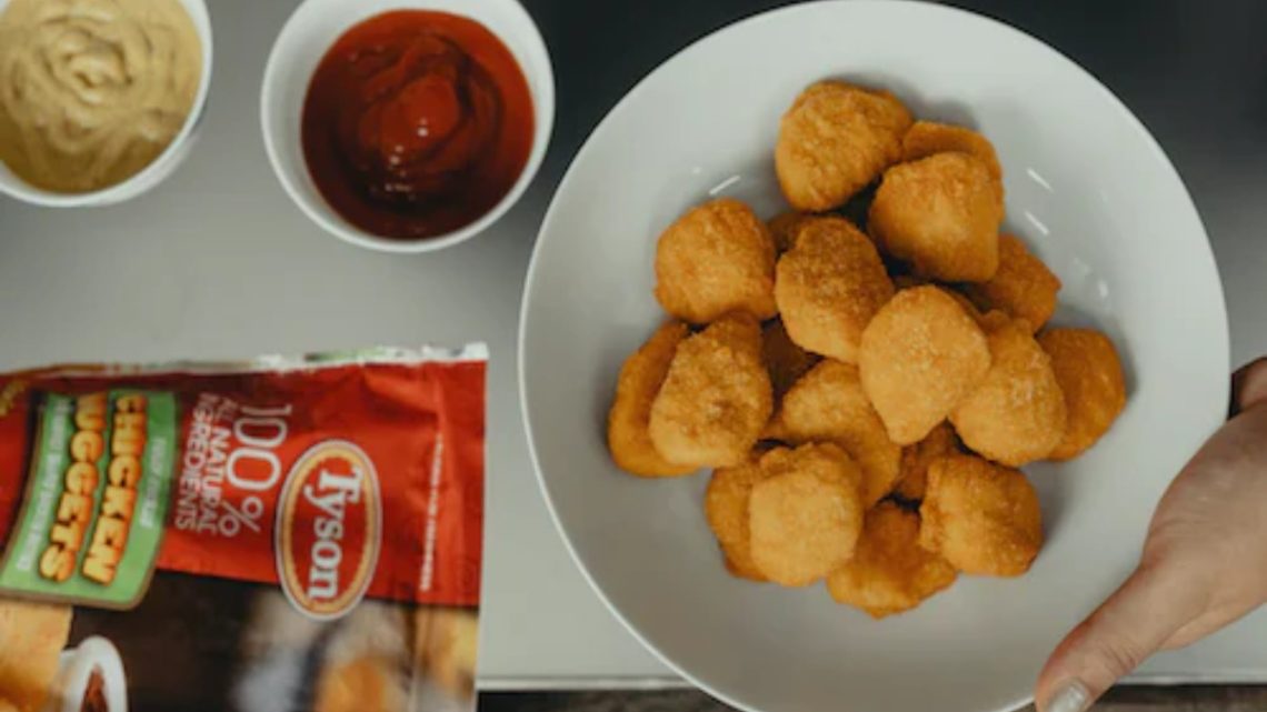 Veganistische moeder pislink: Ex man laat hun dochtertje stiekem kipnuggets eten!