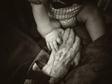 Moeder wil dat oma toestemming vraagt om te knuffelen: ‘Ze vindt mijn regel stom’