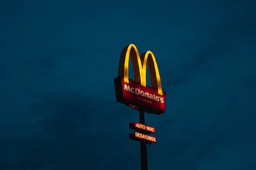 McDonalds besluit groen te verwijderen zonder overleg: Boer komt in actie en neemt wraak!