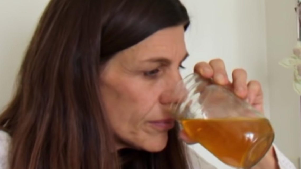 Carrie (53) drinkt vijf glazen met haar eigen urine per dag: ‘Soms smaakt het naar champagne’