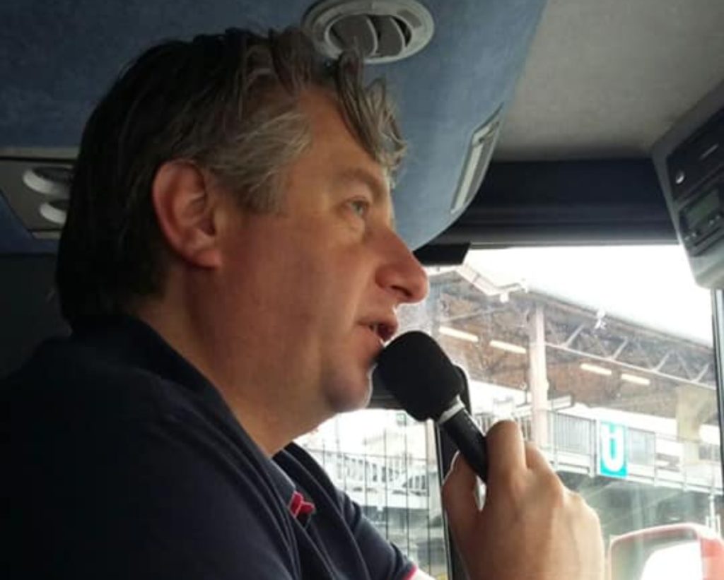 Chauffeur Michel was zijn leven niet zeker: Onderweg vernielden asielzoekers zijn bus!