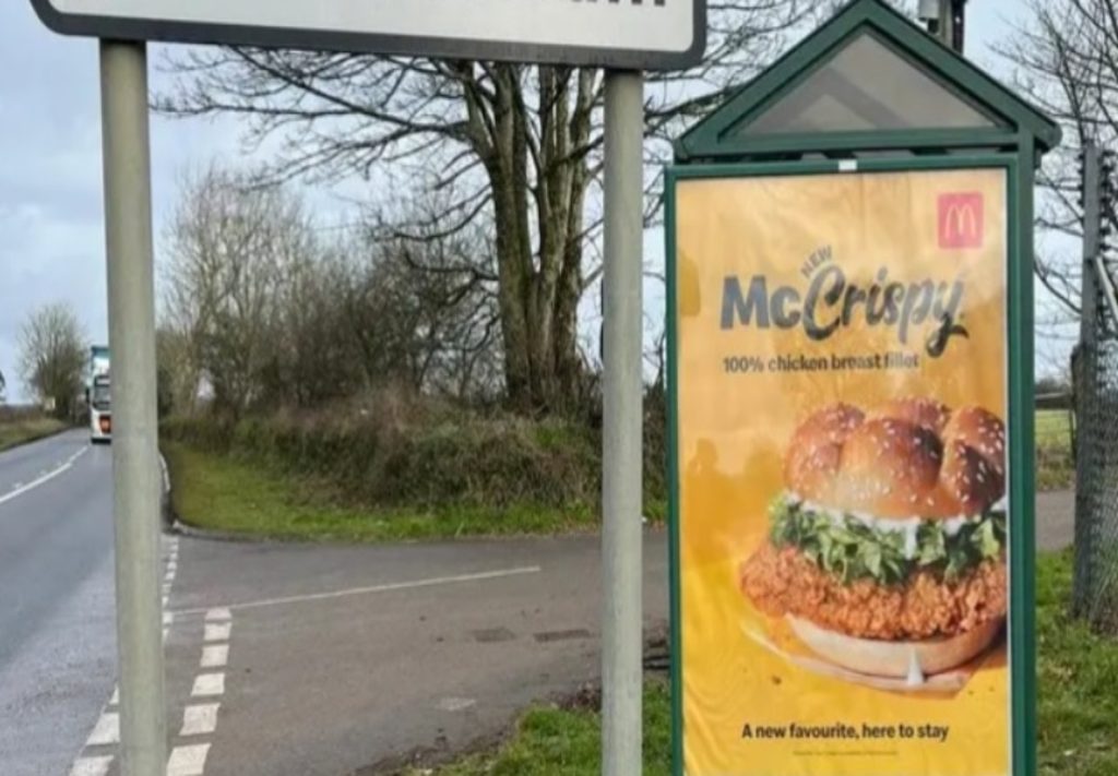 Flinke ophef door advertentiebord McDonalds: Dit is wel een zeer lugubere plek!