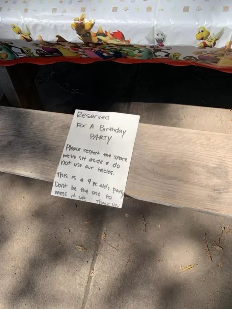 Ouders “bezetten” bankjes in het park voor een feestje, maar de boodschap is erg vervelend