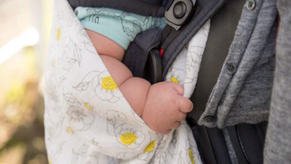 Ouders laten zieke baby uren alleen in auto en gaan zelf winkelen: OM eist deze straf!