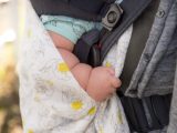 Ouders laten zieke baby uren alleen in auto en gaan zelf winkelen: OM eist deze straf!