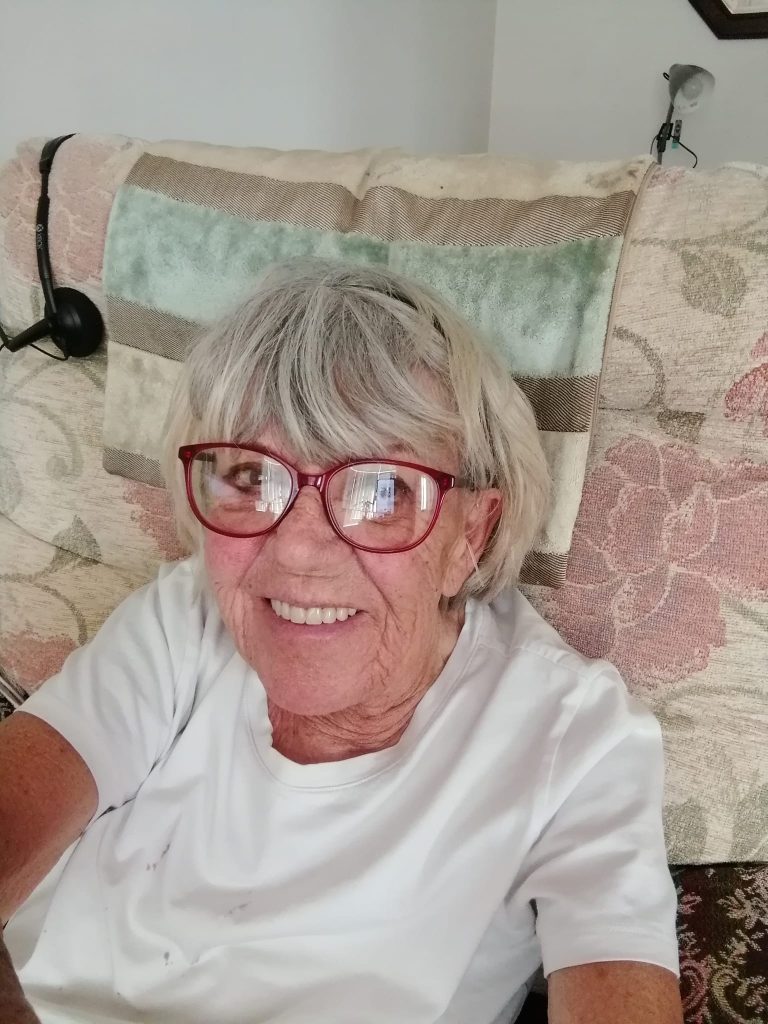 83-jarige verlaat haar 37-jarige partner en begint een nieuw leven: “het was te vermoeiend geworden”