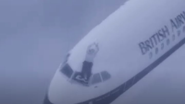 Piloot wordt op 7 kilometer hoogte uit het vliegtuig gezogen: dit is zijn absurde verhaal