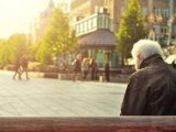Bejaarde man kapot van verdriet: Hij mag zijn vrouw met dementie nooit meer zien!