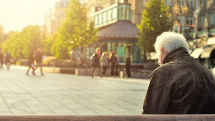 Bejaarde man kapot van verdriet: Hij mag zijn vrouw met dementie nooit meer zien!