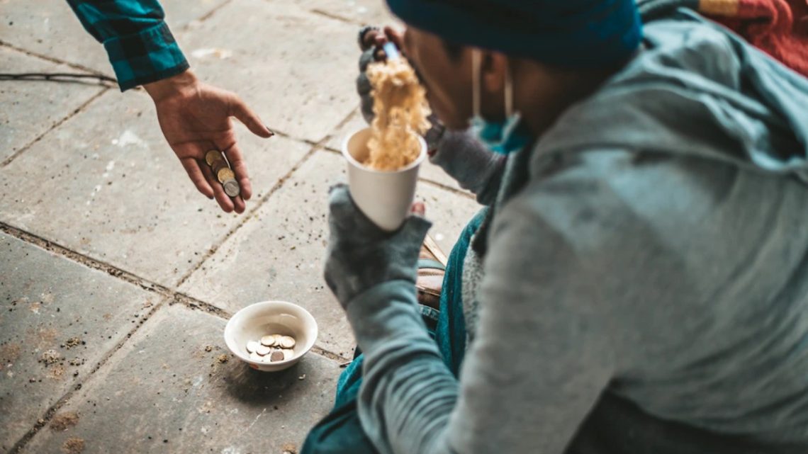 Arbeidsmigrant (28) slaapt noodgedwongen onder boom: ‘Ik word wel een beetje nat’