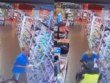 Bizarre beelden: Man in scootmobiel ramt vakkenvuller van AH door supermarkt heen!