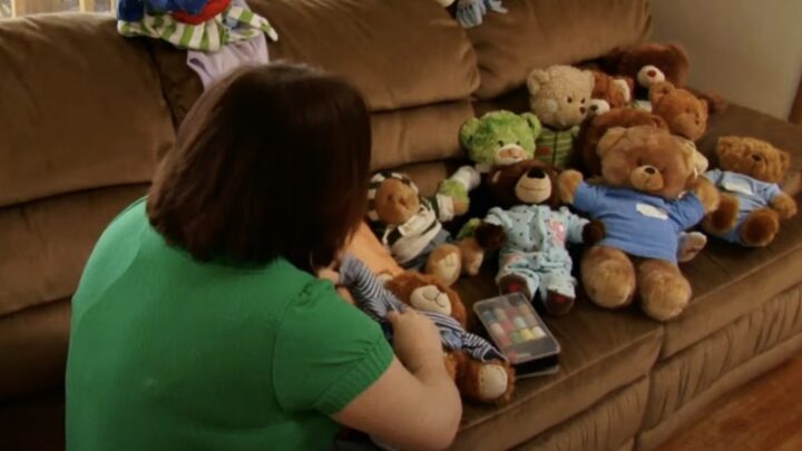 Vrouw gooit leven drastisch om: Haar teddyberen behandelt ze als haar kinderen