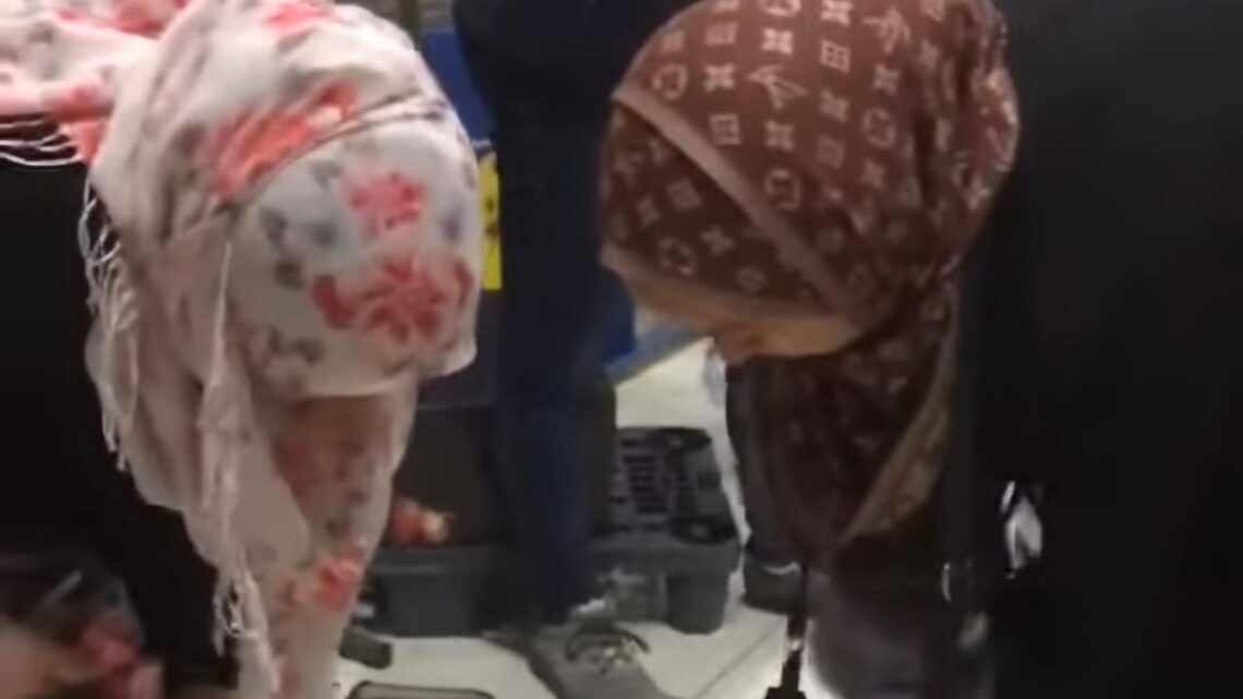 Twee moslimvrouwen gepakt voor diefstal: Bizar wat zij onder hun gewaad vandaan toveren! Twee moslimvrouwen gepakt voor diefstal: Bizar wat zij onder hun gewaad vandaan toveren!