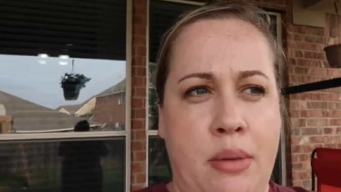 Evy voelt zich bekeken in haar achtertuin: ‘Ik heb dat ding een aantal keren zien bewegen’ Evy voelt zich bekeken in haar achtertuin: ‘Ik heb dat ding een aantal keren zien bewegen’