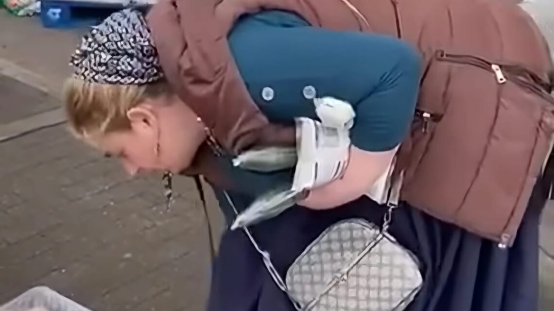 Video: Zigeuners shoppen in supermarkt zonder te betalen maar worden op heterdaad betrapt! Video: Zigeuners shoppen in supermarkt zonder te betalen maar worden op heterdaad betrapt!