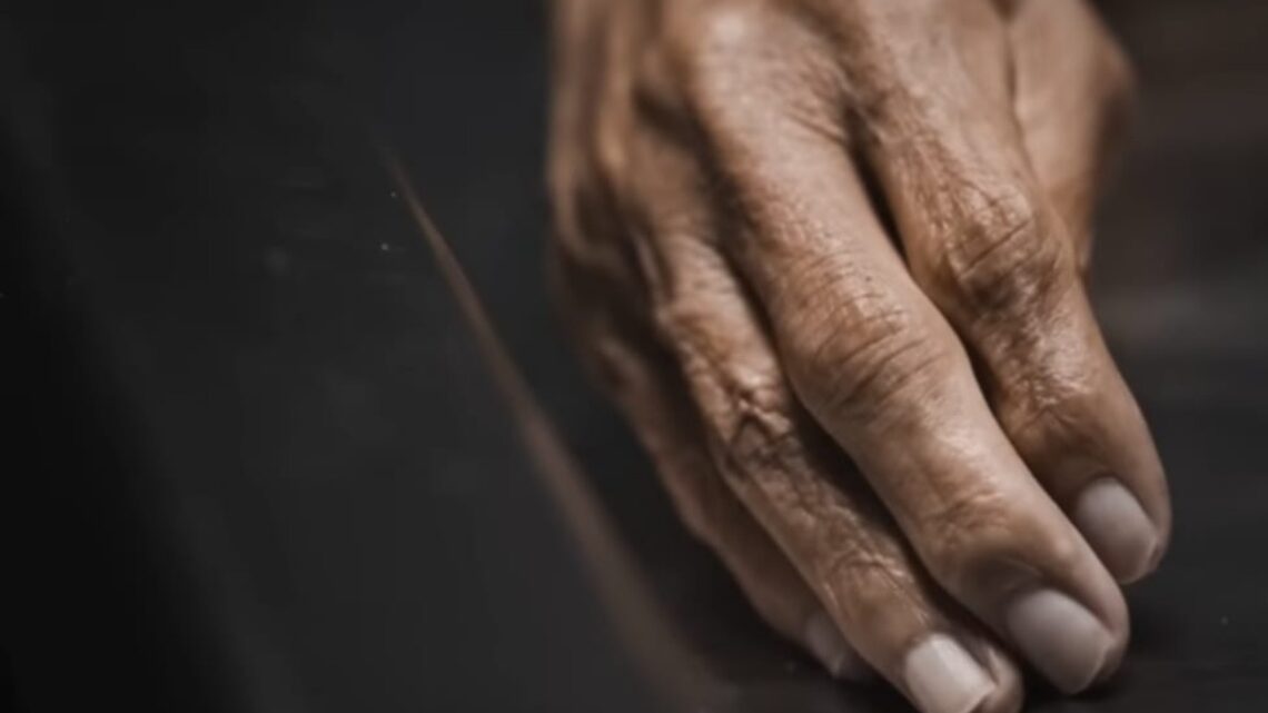 Man komt tot leven tijdens rit naar mortuarium: ‘Bewoog plots zijn vingers’ Man komt tot leven tijdens rit naar mortuarium: ‘Bewoog plots zijn vingers’