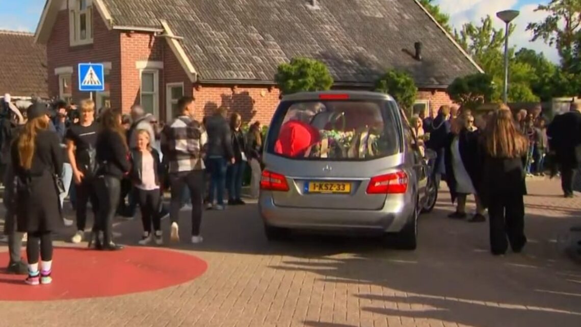 Grote verontwaardiging tijdens stille tocht Jeffrey en Emma: ‘Respectloos!’ Grote verontwaardiging tijdens stille tocht Jeffrey en Emma: ‘Respectloos!’