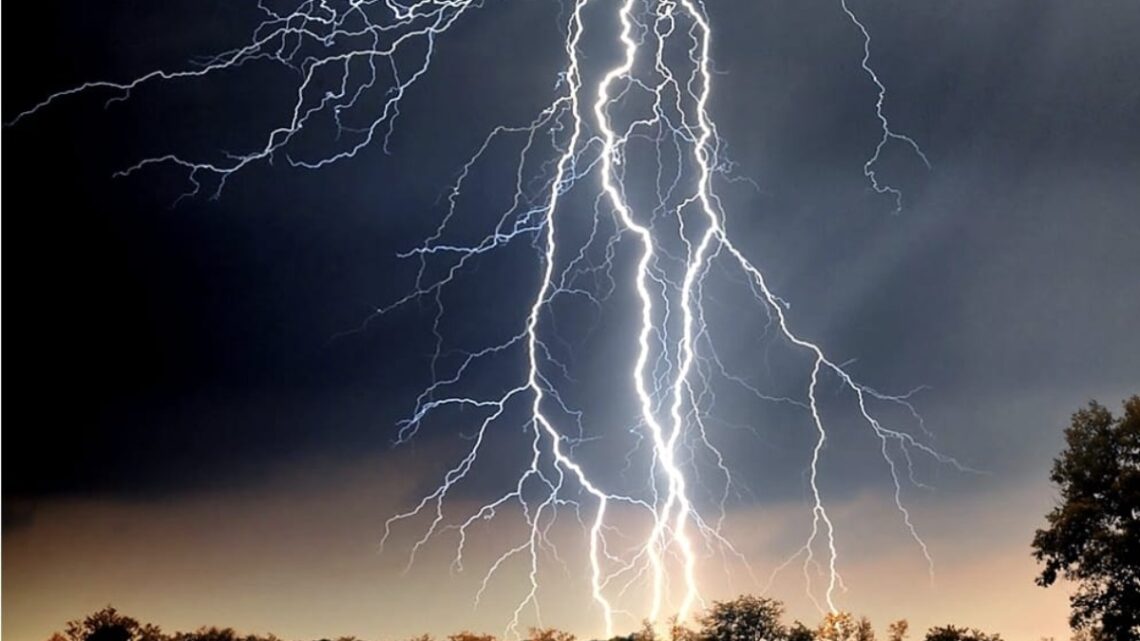 KNMI waarschuwt voor zware onweersbuien met hagel: code geel van kracht! KNMI waarschuwt voor zware onweersbuien met hagel: code geel van kracht!