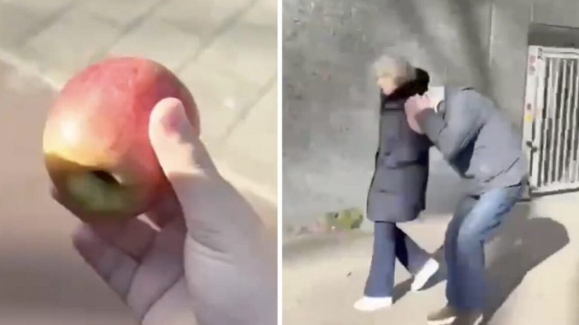 Video van scooterjongens die bejaard stel raken met appel zorgt voor verontwaardiging! Video van scooterjongens die bejaard stel raken met appel zorgt voor verontwaardiging!