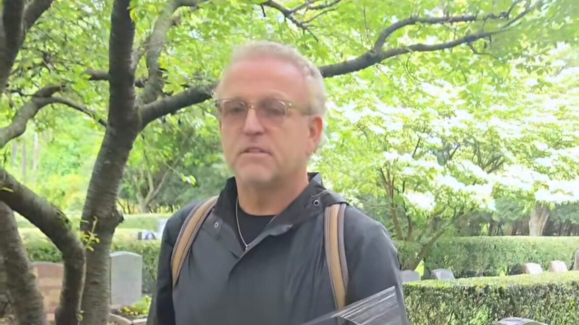 Gordon woest na bezoek paparazzo aan ouderlijk graf: ‘Wraak van die engbek’ Gordon woest na bezoek paparazzo aan ouderlijk graf: ‘Wraak van die engbek’