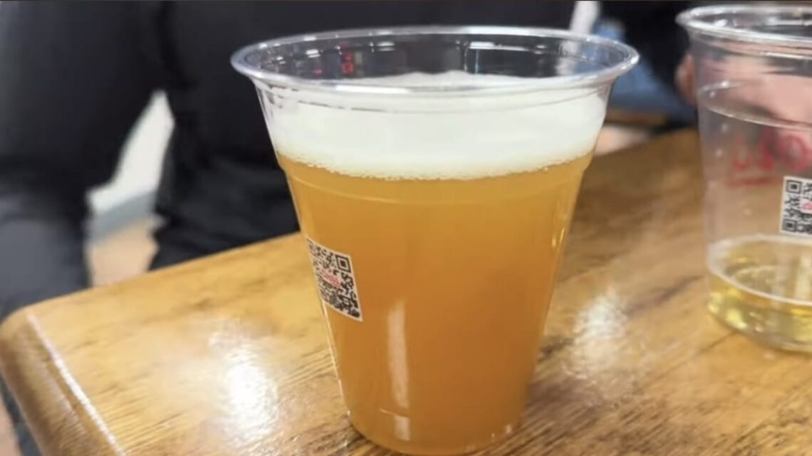 Ex-werknemer klaagt brouwerij aan voor verplicht drinken: ‘Ik was jong en onervaren’ Ex-werknemer klaagt brouwerij aan voor verplicht drinken: ‘Ik was jong en onervaren’