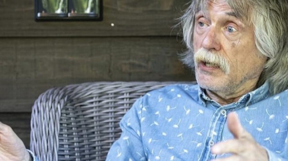 Collega klapt uit de school over Johan Derksen: ‘Bekend gezicht in dat bordeel’ Collega klapt uit de school over Johan Derksen: ‘Bekend gezicht in dat bordeel’