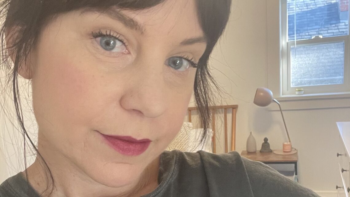 Rebecca heeft Alzheimer en onthult eerste symptoom: ‘Alsof mijn hoofd leeg was’ Rebecca heeft Alzheimer en onthult eerste symptoom: ‘Alsof mijn hoofd leeg was’
