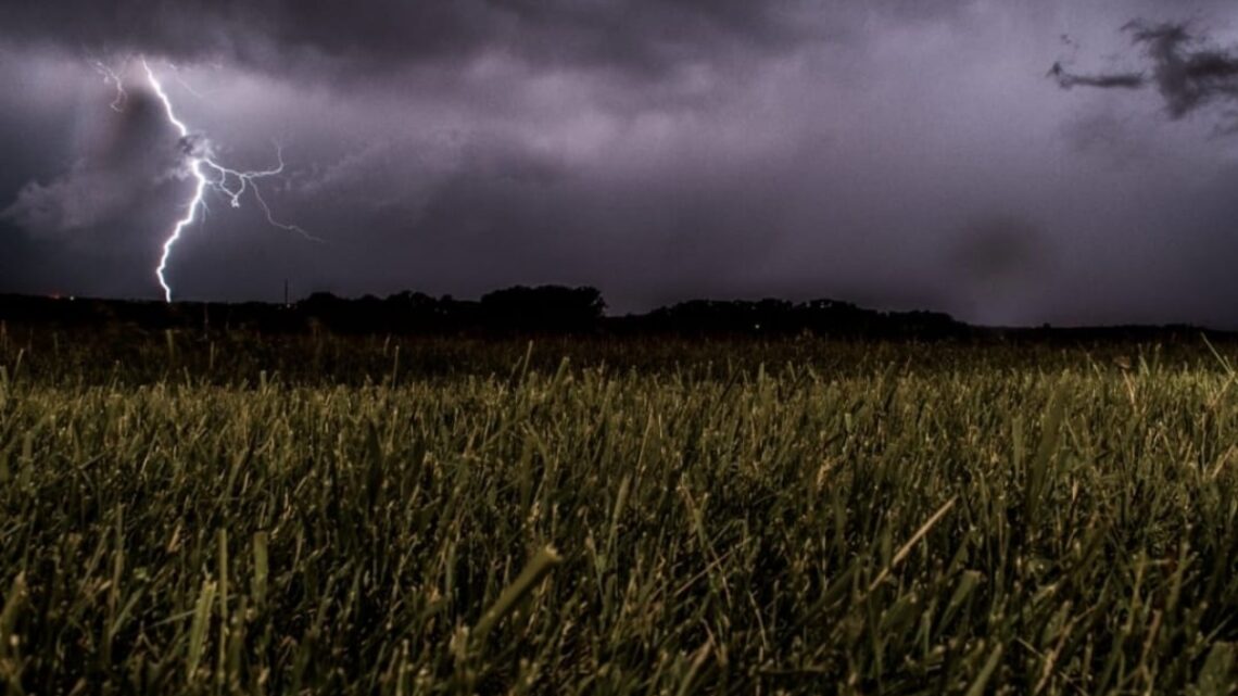KNMI waarschuwt voor noodweer: Zware onweersbuien en dikke hagelstenen op komst! KNMI waarschuwt voor noodweer: Zware onweersbuien en dikke hagelstenen op komst!