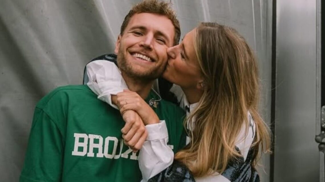 Freek komt met boodschap op podium: ‘Zeg niet tegen ons: sterkte’ Freek komt met boodschap op podium: ‘Zeg niet tegen ons: sterkte’