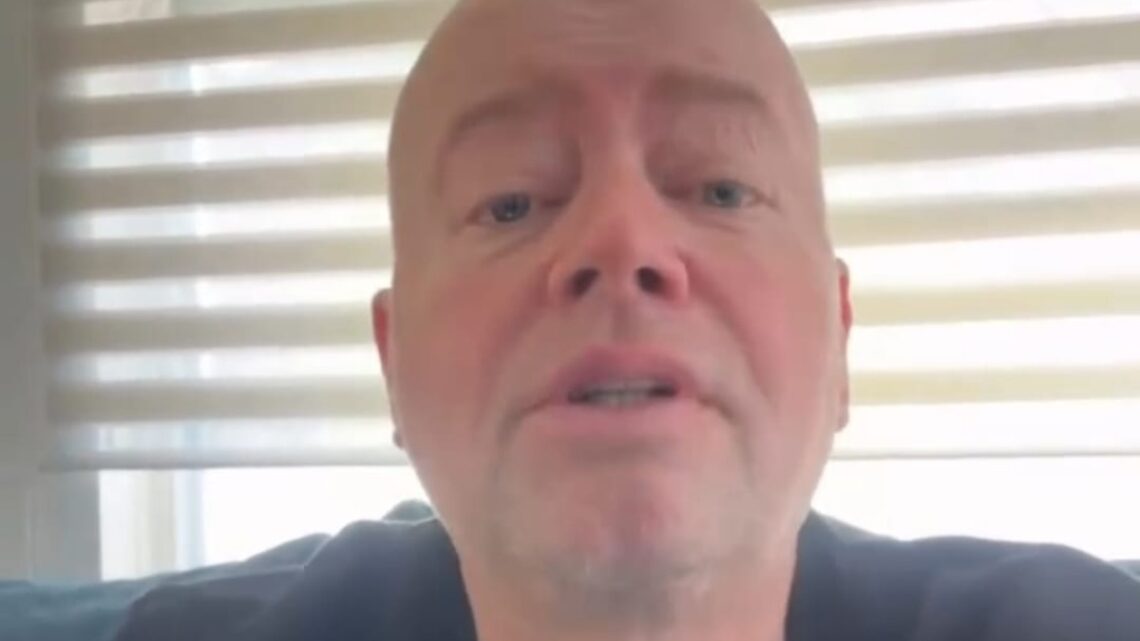 Raymond van Barneveld verzoent zich met stiefzoon: ‘Alles wat hij mijn moeder aandeed’ Raymond van Barneveld verzoent zich met stiefzoon: ‘Alles wat hij mijn moeder aandeed’