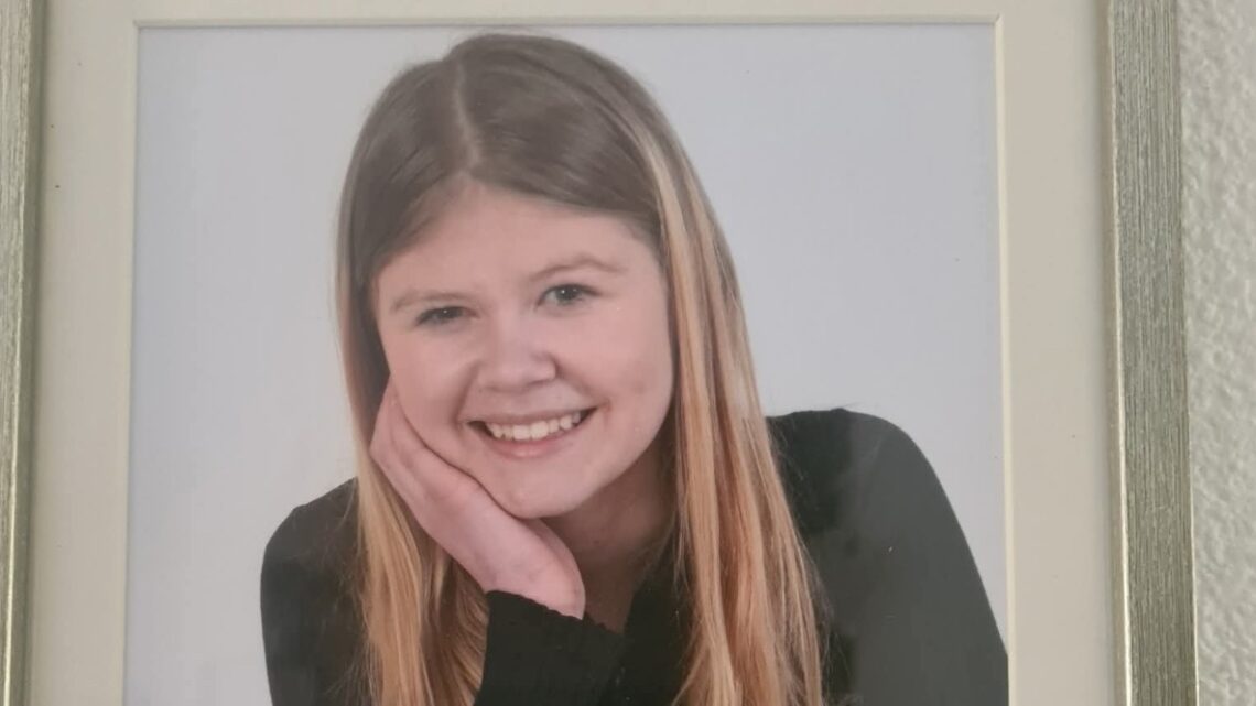 Vermissing in Sittard: 14-jarige Chelsy Schmitz spoorloos na vertrek bij stadion. Vermissing in Sittard: 14-jarige Chelsy Schmitz spoorloos na vertrek bij stadion.