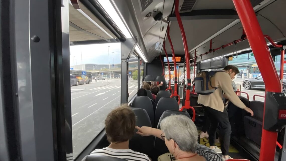 Chris wil geen mensen naast hem in de bus of trein: ‘Teken dat ik die plek voor mezelf hou’ Chris wil geen mensen naast hem in de bus of trein: ‘Teken dat ik die plek voor mezelf hou’