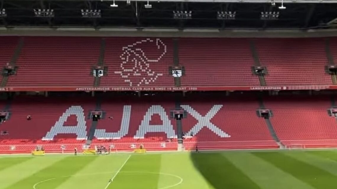 Ajax-supporters eren Lisa met indrukwekkend applaus in de Arena! Ajax-supporters eren Lisa met indrukwekkend applaus in de Arena!