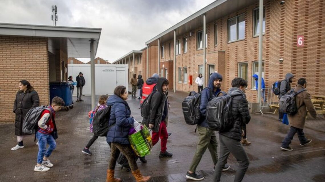 Problemen in het azc Ter Apel worden groter en groter: ‘casussen die onrust blijven veroorzaken’ Problemen in het azc Ter Apel worden groter en groter: ‘casussen die onrust blijven veroorzaken’
