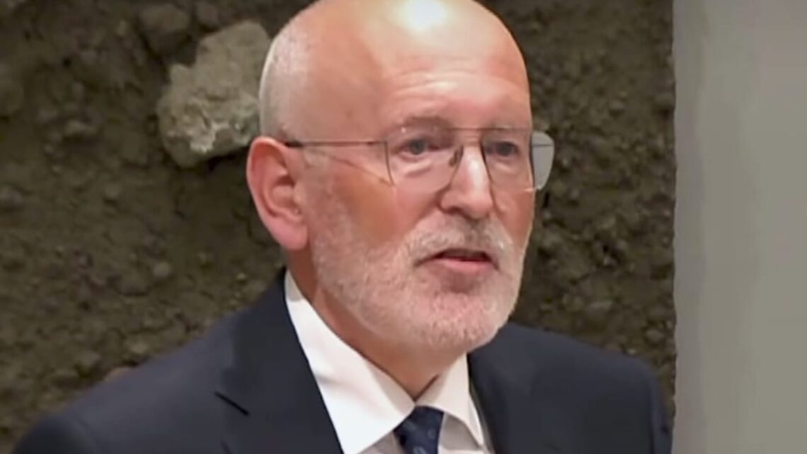 Beelden gaan als een lopend vuurtje: Frans Timmermans valt door de mand! Beelden gaan als een lopend vuurtje: Frans Timmermans valt door de mand!